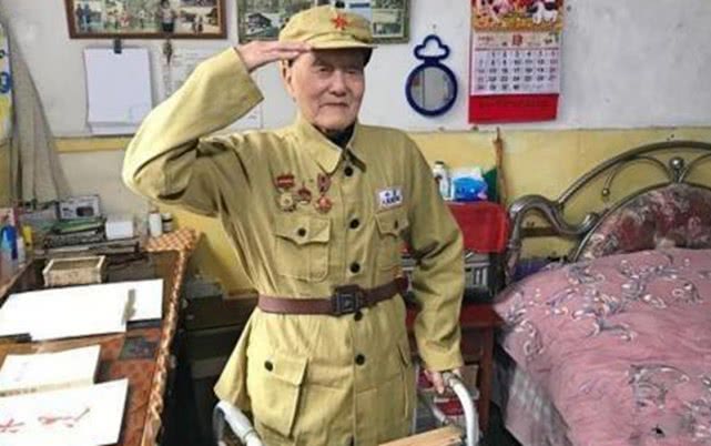 老农民住院没钱治病,不得已公开身份,儿子才知道他是一等功臣