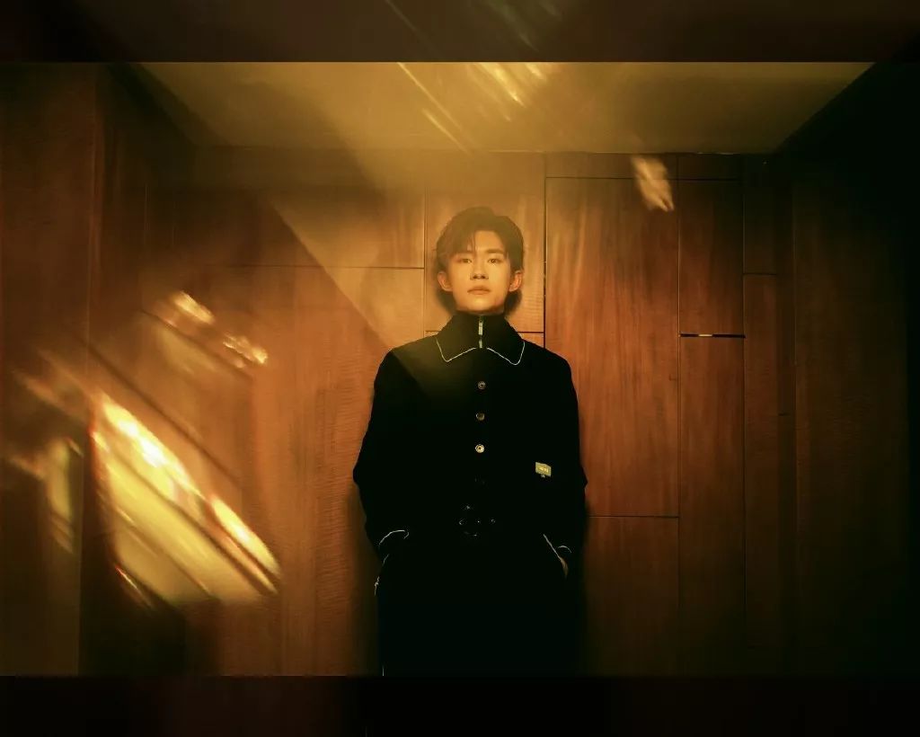 易烊千玺新歌《恒温动物》上线,封面图案暗藏玄机,尤其是手影