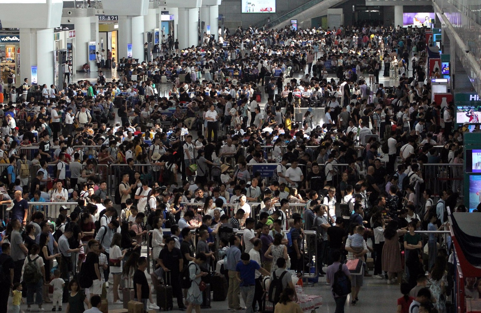 端午假期出行高峰景点车站人头攒动