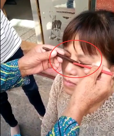 大家都知道,筷子捉眼虫是一种骗术,在以前很多人不了解的时候,很多人