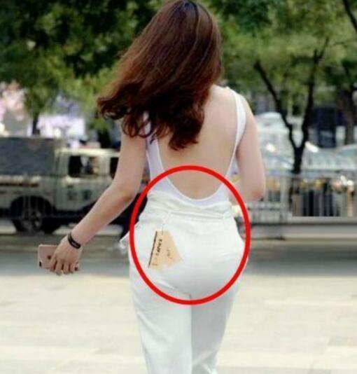 妹子,玩手机的时候收拾下房间呀,床头柜上是啥呀,多尴尬哦