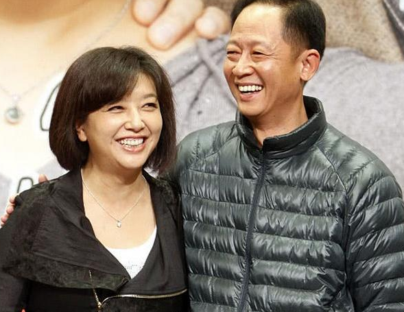 51岁江珊近照,小15岁老公比靳东还帅,女儿长得比她还美!