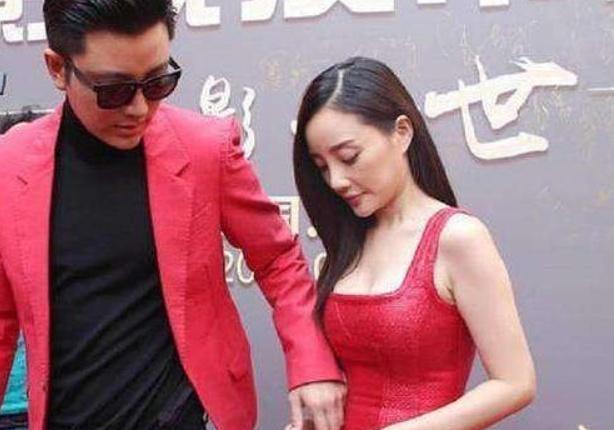 李小璐与丈夫风波后首次同框身着情侣装手牵着手低胸皮裙抢镜