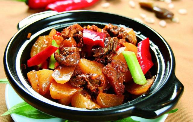 美食大厨教你:"萝卜牛腩煲"的家常做法,芳香四溢,十分下饭|牛腩煲|萝