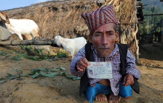 来自尼泊尔的袖珍老人,身高只有55厘米,长期住在偏远山区.