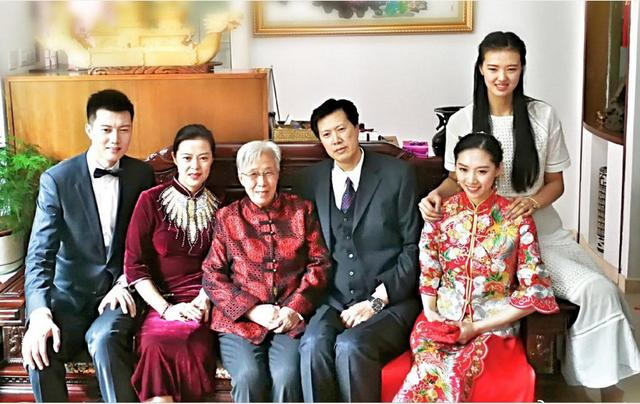 张常宁父母观看比赛:母亲冻龄女神,父亲堪称"中老年版靳东"