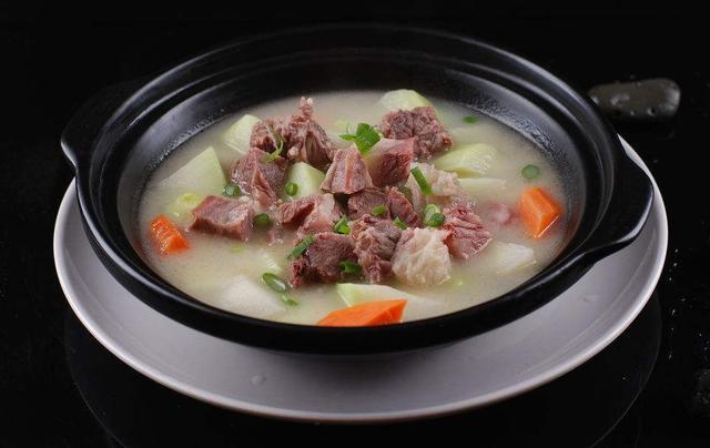 山泉水清炖牛腩 做法简单 即使只用盐调味 一样美味!