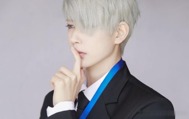 熊祁穿西装打领带,网友:这是我见过穿西装最帅的女孩!