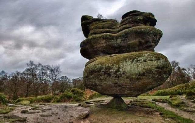 世界上最"神奇"的三块石头,屹立千年而不倒,有一块在中国!