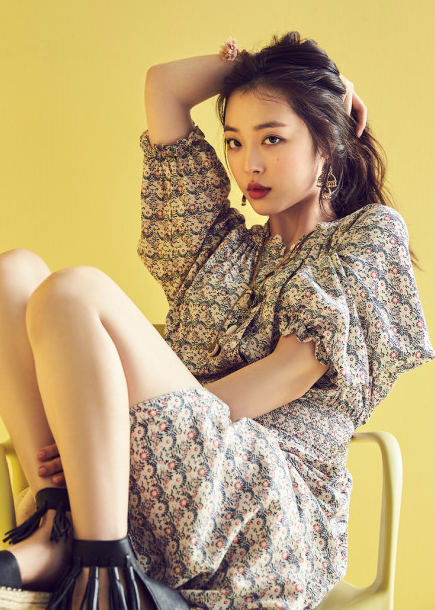 修长的身高,让她在挑选裙子长度的问题上省去了所有的顾虑,但我个人