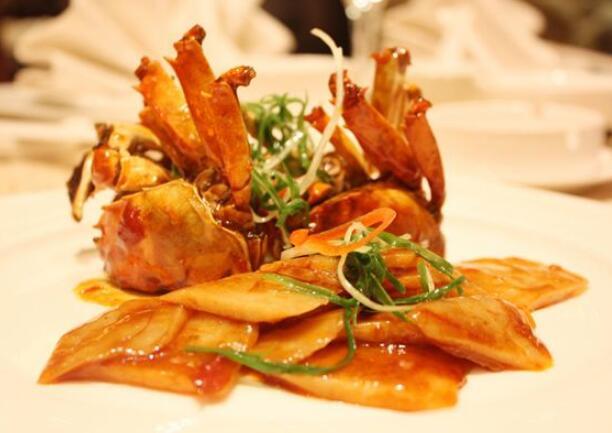 螃蟹炒年糕,简单美味,色泽亮丽,口感鲜香,营养丰富,冬季暖身