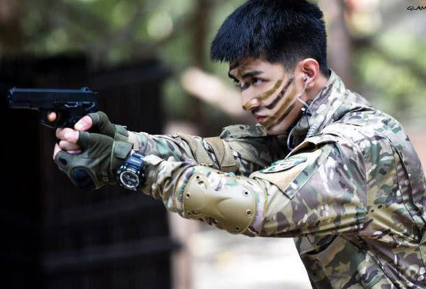 金瀚早期太妖艳高马尾蓝色发带很抢镜果然还是寸头好看