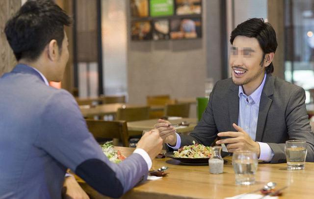 约客户吃饭偶遇领导,献殷勤帮领导买单,结果自己被辞退了