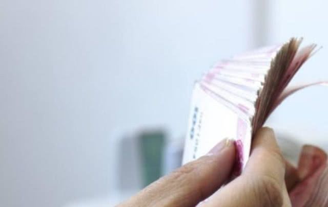 银行柜台取钱后,需要自己再数一次吗?幸好知道得早|点钞机|银行柜台|柜台_新浪新闻