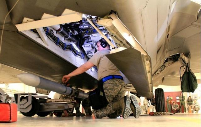 从这个角度能比较直观感受它的大小早期的f-22机腹弹舱其实也只能装4