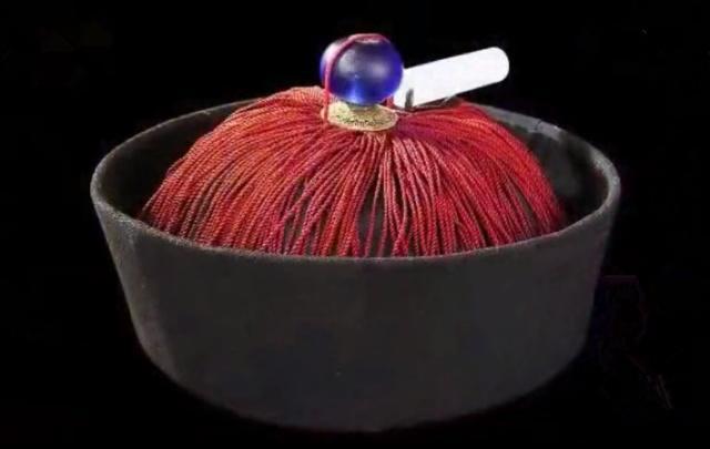 小伙带祖传"官帽"鉴宝,专家用光一照颤抖问:您祖上是?