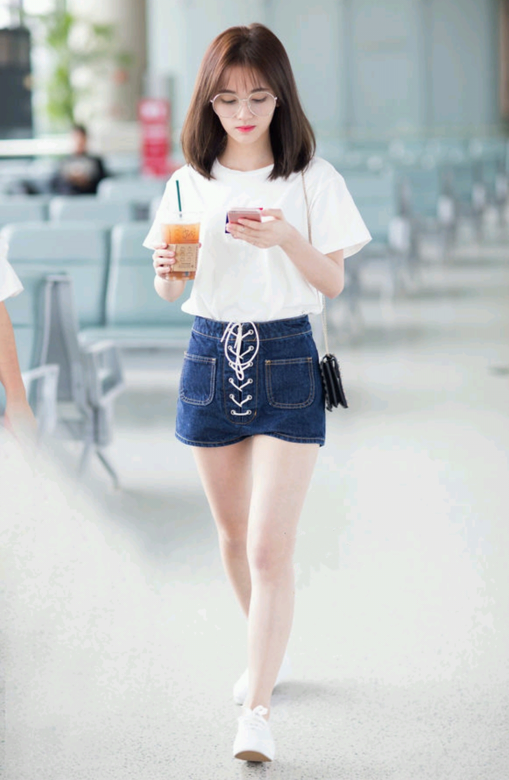 国民美少女鞠婧袆不低调穿t恤配小白鞋走机场青春有活力