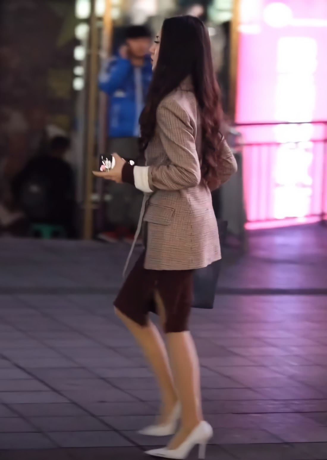 小姐姐真牛,穿西装秀"蜘蛛腰"成为焦点,转身却给这背影跪了!