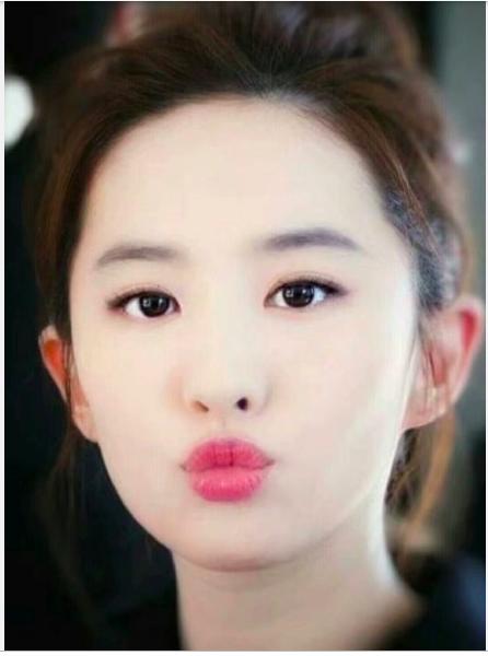 这位不食人间烟火的神仙姐姐仿佛一切都是完美的,连嘟嘴卖萌的表情都