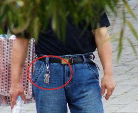 越来越多男人出门钥匙挂裤腰,看看人怎么弄,学着点