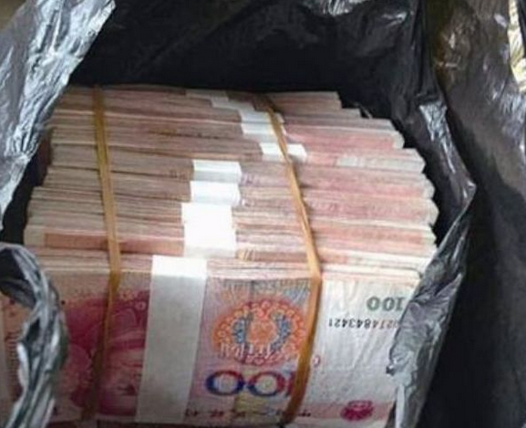 奇闻老人路边捡到一袋钱上交警局后失主的反应使人心寒