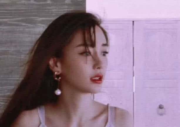 如果天突然下起了雨我不会避躲,因为我知道有一个人会守护着我