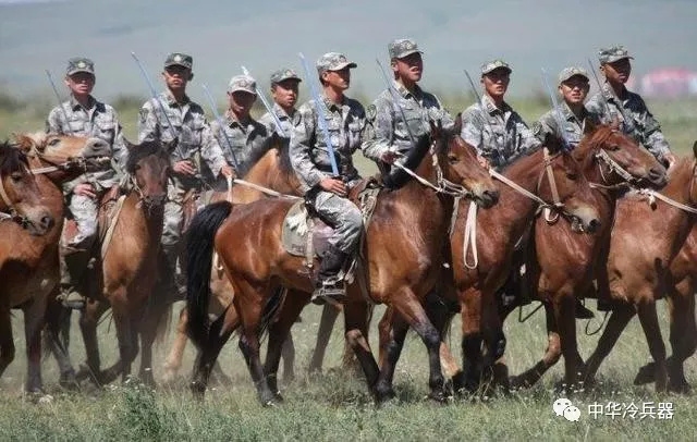扬鞭跃马是英雄,揭秘中国最后的骑兵部队和他们的军刀!