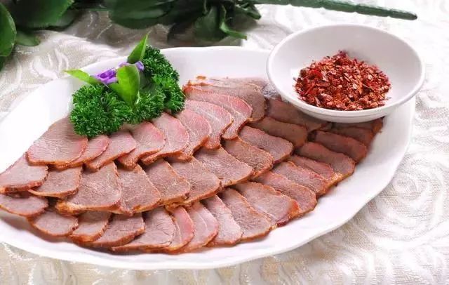白卤牛肉4,待牛肉凉冷后切成薄片,装盘.3,煮开后,转小火煮1小时.