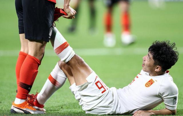 给抽筋的金敬道压腿,帮忙拉起郜林,韩国队赢得了球迷尊重!