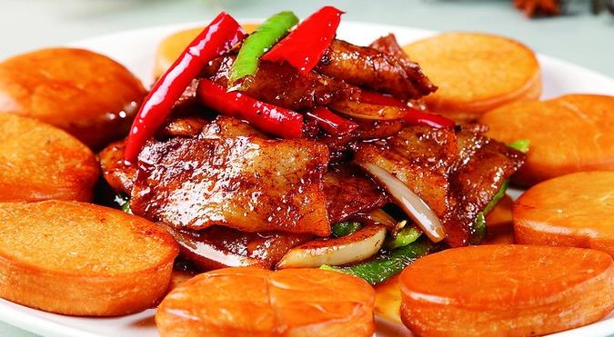这盘回锅肉被土豆片包围着即好看又好吃