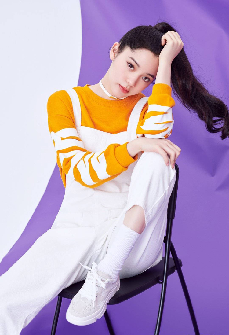 欧阳娜娜真会穿!运动装混搭粉大衣走机场,果然越简单越时尚