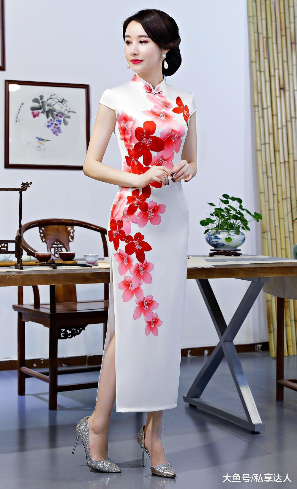 水润的长款旗袍, 犹如温润的美玉, 修身塑形又优雅时尚