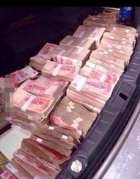 面包车废弃路边多年,两小孩无意间打开后备箱发现车内有百万现金