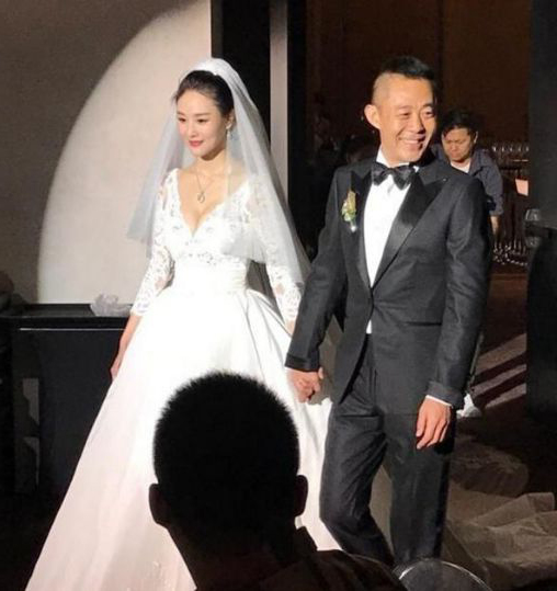 王刚的三婚妻子,侯勇的三婚妻子,唐国强妻子,差距不是一般的大