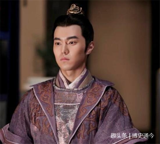 后来杨雄的儿子杨师道来投靠李渊,杨师道算起来是杨广的族侄,为了让他