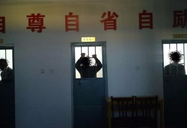 电视剧中从来不会对禁闭室详细描述,到底什么样?说出来吓人|关禁闭|禁闭室|小黑屋_新浪新闻