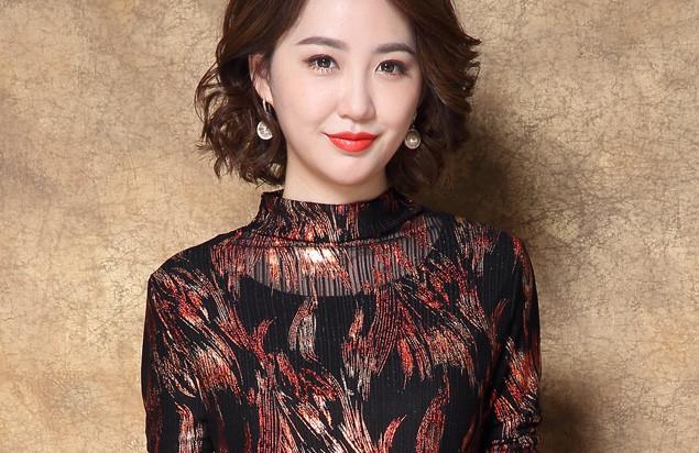 凸显高贵气质的连衣裙修身剪裁30岁后的女人穿才有味道