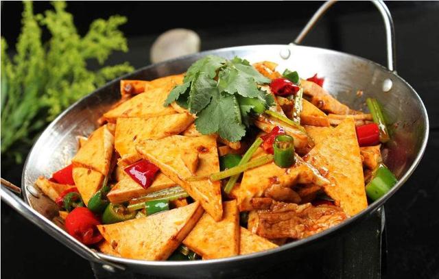 干锅千叶干豆腐,味道鲜香美味,嚼下去辣辣的干香,越嚼越有滋味