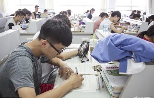 儿子收到录取通知书,母亲大摆宴席,儿子指书房说一话,母亲傻了