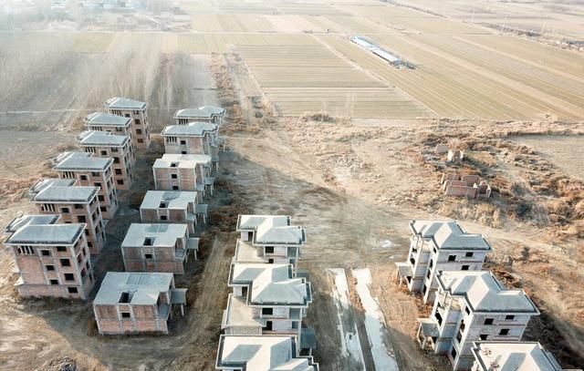 航拍山东县城"泰坦尼克号"烂尾楼群,荒草萋萋似鬼城!