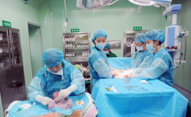 孕妇生产36个小时不见孩子身影,剖开肚子一看,产房变"闹市"