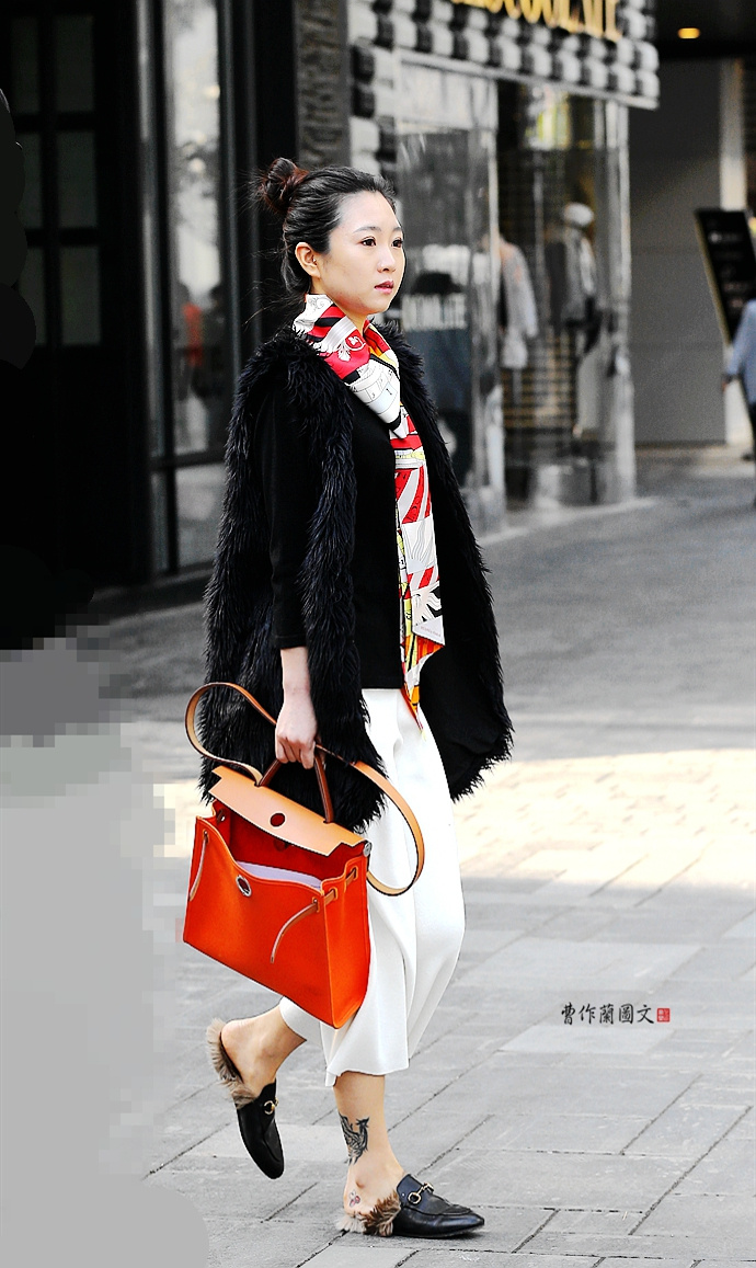 街拍:美女,露脚踝也是风景曹作兰艺术行走 2020-02-19 08:28:03 可能