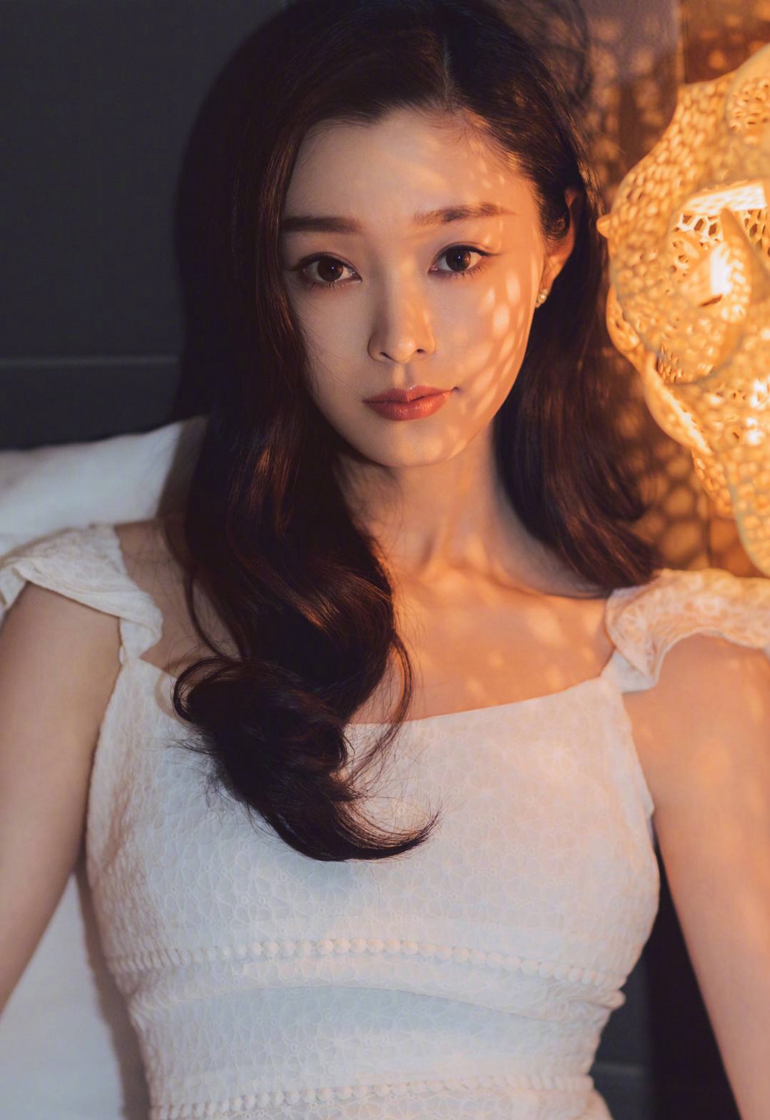 宋轶厉害了,仅仅穿了一条白色连衣裙,竟美得这般清新脱俗!