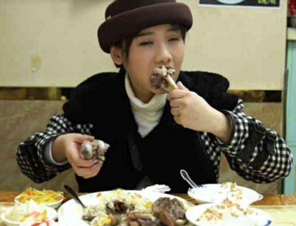 密子君在新疆吃鸡,网友看到大盘鸡后:原来我以前吃是"假"!