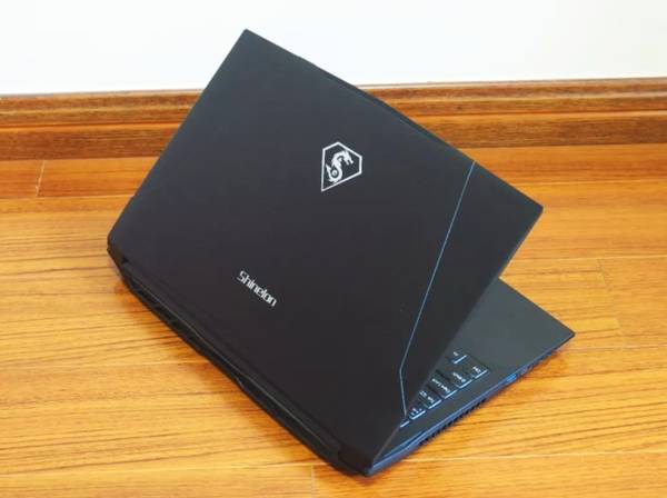 毁灭者kp2没有采用八代标压处理器,反而搭载了台式机处理器i5-8400,最