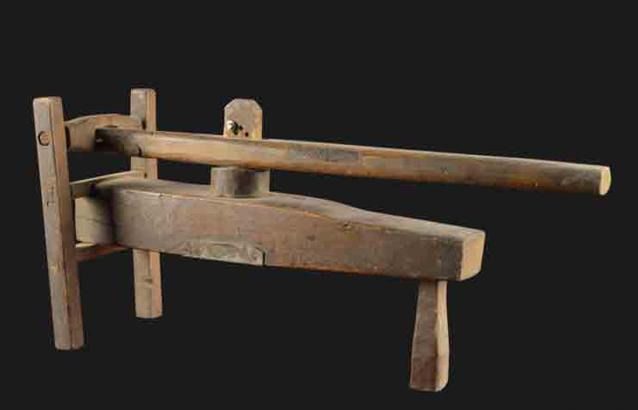 这个过程,需要一种叫做"饸饹床子"的工具,有图有真相:饸饹面,大家都不