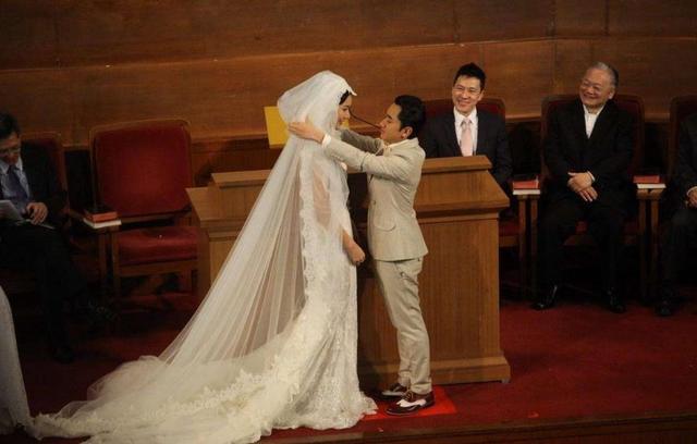 个子小小的王祖蓝能够跟如此漂亮的亚男结婚,那可是前世修来的福分啊.