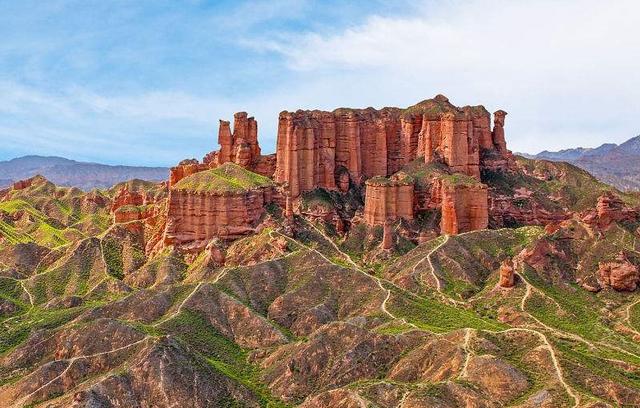 外力作用形成的沉积岩,多具有明显的层理构造和含有古生物化石