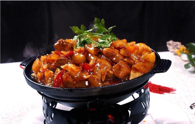 干锅筋头巴脑,先吃干锅后涮菜,一锅两吃