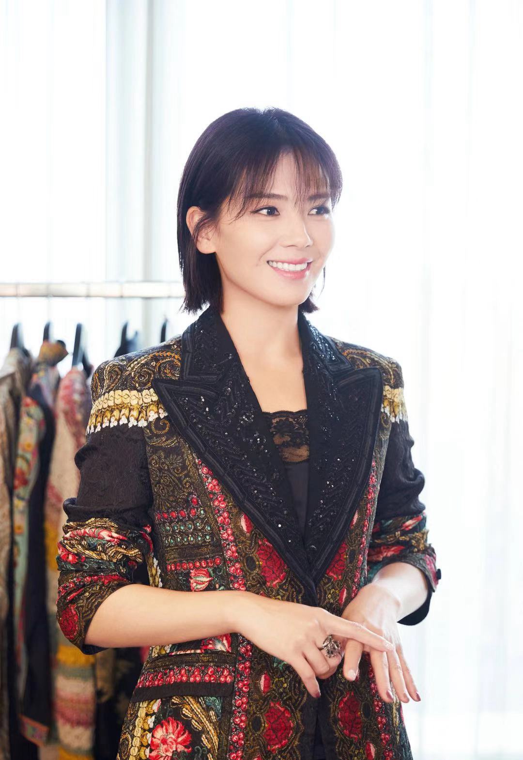 刘涛的短发太美了时装周演绎两套西装气质出众看了也想换发型